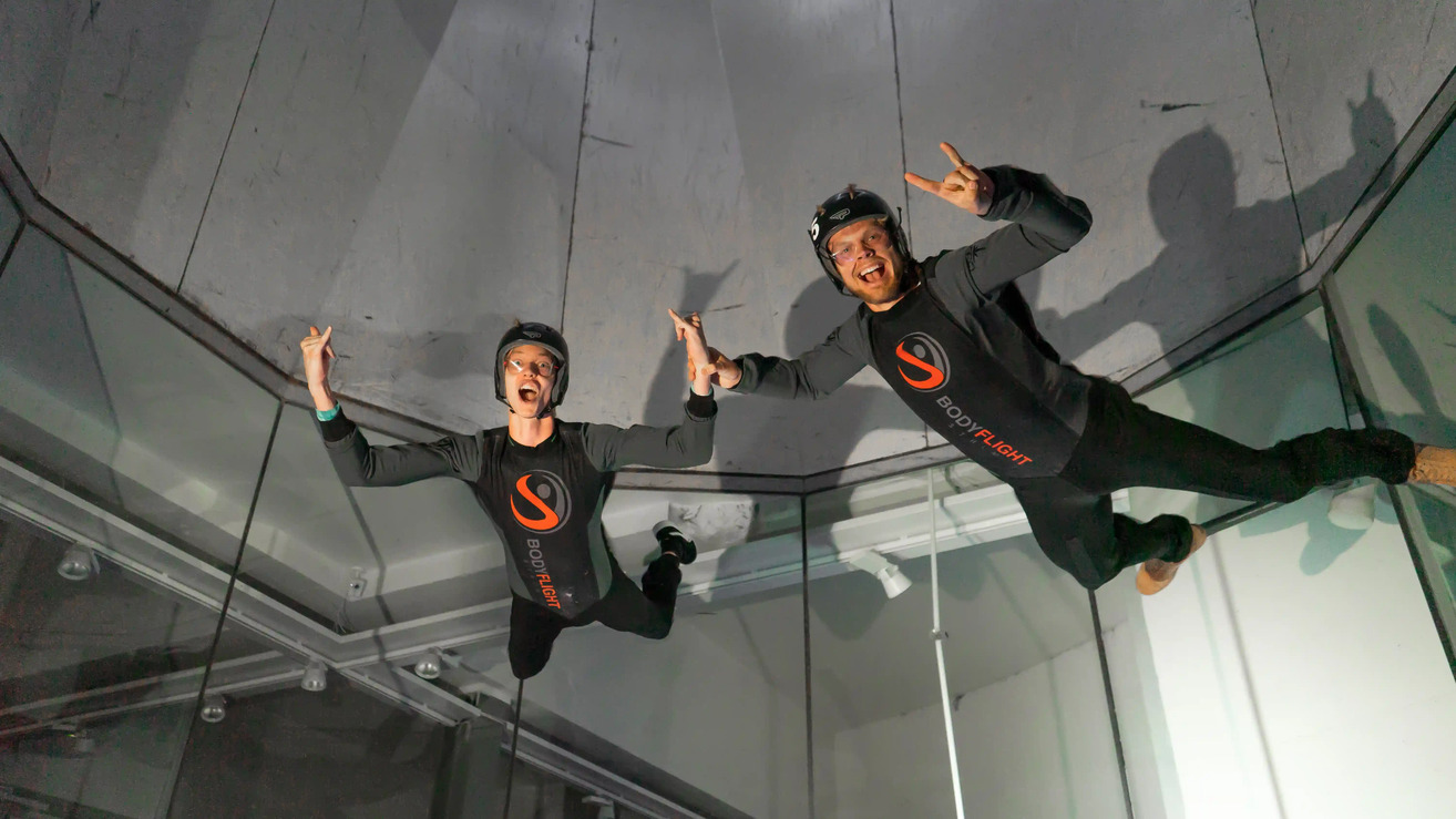 Två personer som flyger i en vindtunnel Två personer som flyger i Bromma vindtunnel. Bodyflight Bromma är en av många roliga aktiviteter i Stockholm för par.